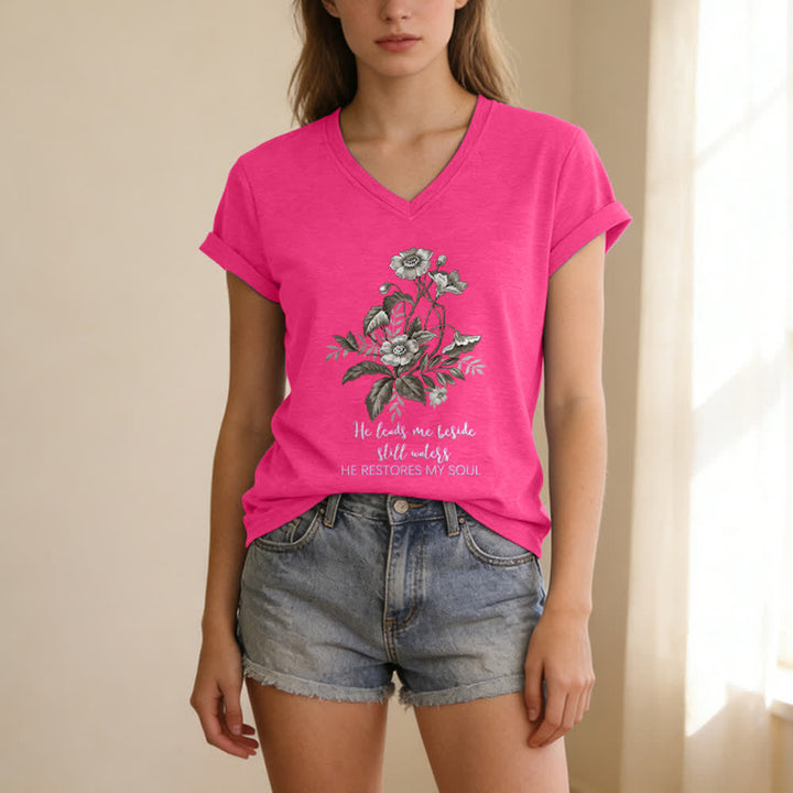 Christianartworkshop Lässiges T-Shirt mit V-Ausschnitt und Blumenmuster „He Leads Me Beside Still Waters“. - image 25
