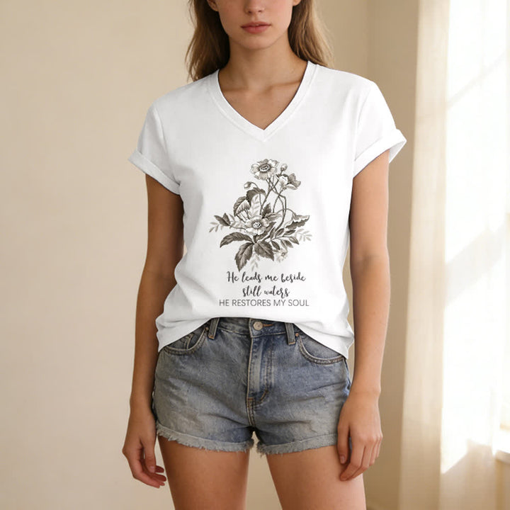 Christianartworkshop Lässiges T-Shirt mit V-Ausschnitt und Blumenmuster „He Leads Me Beside Still Waters“. - image 5