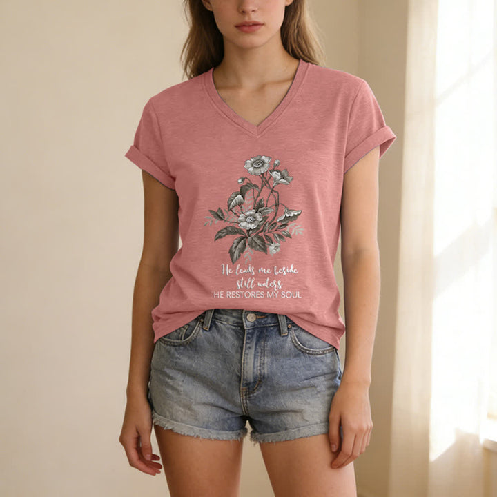 Christianartworkshop Lässiges T-Shirt mit V-Ausschnitt und Blumenmuster „He Leads Me Beside Still Waters“. - image 21