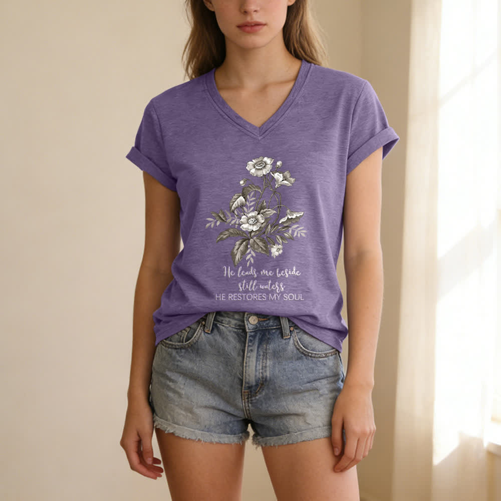 Christianartworkshop Lässiges T-Shirt mit V-Ausschnitt und Blumenmuster „He Leads Me Beside Still Waters“. - image 19