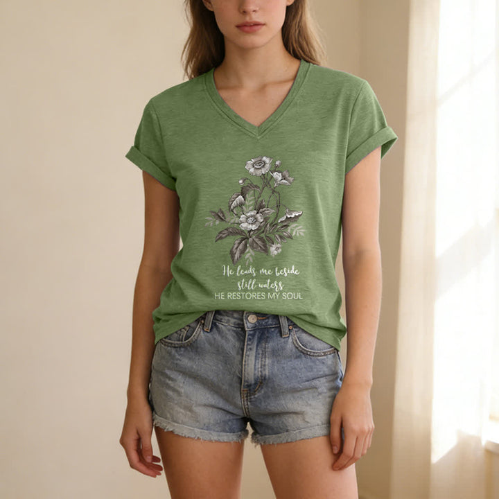 Christianartworkshop Lässiges T-Shirt mit V-Ausschnitt und Blumenmuster „He Leads Me Beside Still Waters“. - image 9
