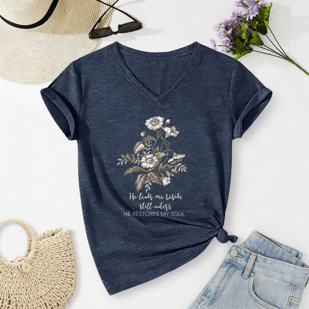 Christianartworkshop Lässiges T-Shirt mit V-Ausschnitt und Blumenmuster „He Leads Me Beside Still Waters“. - Marineblau - 2XL - image 10