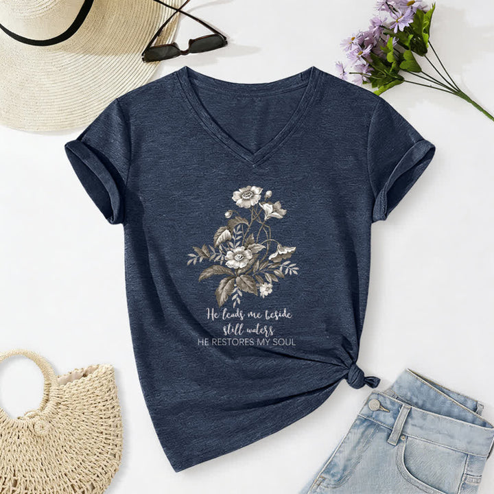 Christianartworkshop Lässiges T-Shirt mit V-Ausschnitt und Blumenmuster „He Leads Me Beside Still Waters“. - Marineblau - 2XL - image 10