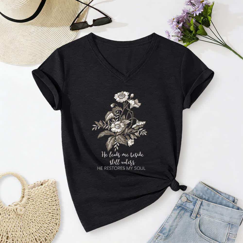 Christianartworkshop Lässiges T-Shirt mit V-Ausschnitt und Blumenmuster „He Leads Me Beside Still Waters“. - Schwarz - 2XL - image 14