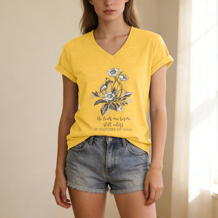 Christianartworkshop Lässiges T-Shirt mit V-Ausschnitt und Blumenmuster „He Leads Me Beside Still Waters“. - image 1
