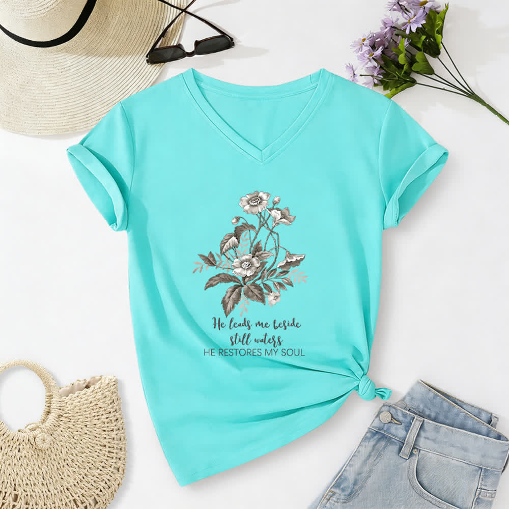 Christianartworkshop Lässiges T-Shirt mit V-Ausschnitt und Blumenmuster „He Leads Me Beside Still Waters“. - Himmelblau - 2XL - image 22