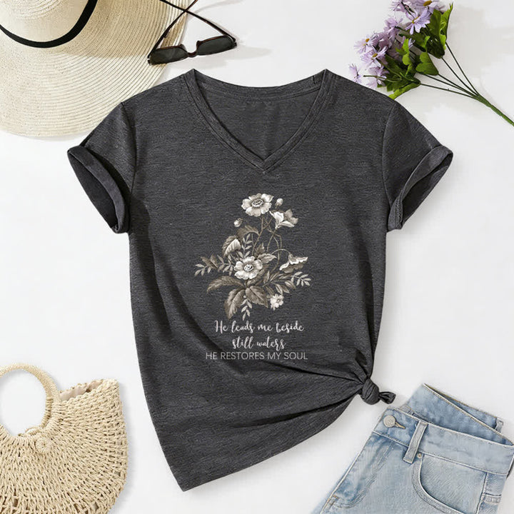 Christianartworkshop Lässiges T-Shirt mit V-Ausschnitt und Blumenmuster „He Leads Me Beside Still Waters“. - Dunkelgrau - 2XL - image 6