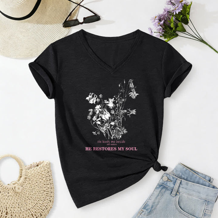 Christianartworkshop Er erquickt meine Seele – Beiges T-Shirt mit Blumenmuster und V-Ausschnitt - Schwarz - 2XL - image 12