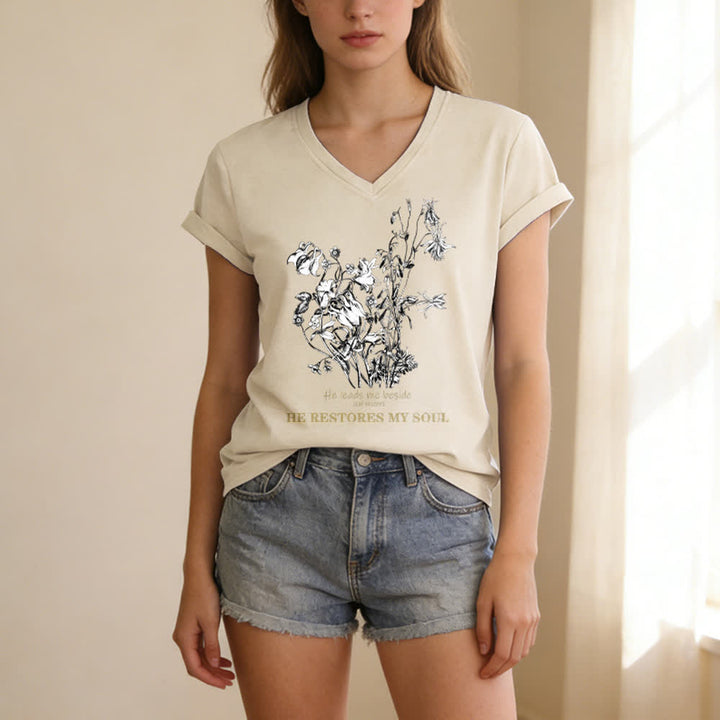 Christianartworkshop Er erquickt meine Seele – Beiges T-Shirt mit Blumenmuster und V-Ausschnitt - image 1