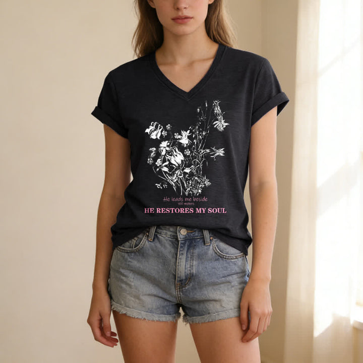 Christianartworkshop Er erquickt meine Seele – Beiges T-Shirt mit Blumenmuster und V-Ausschnitt - image 13