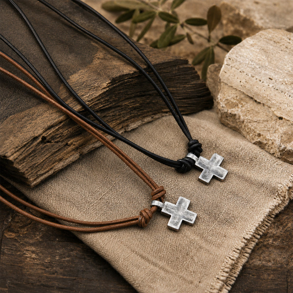 Christianartworkshop Vintage-Halskette mit gealtertem Kreuz aus Lederkordel: Zeichen der beständigen himmlischen Gnade - image 1