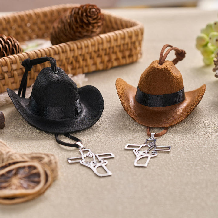 Christianartworkshop Mini-Cowboyhut-Anhänger mit betenden Händen und Kreuz: Symbol für friedvolles Reisen - image 2