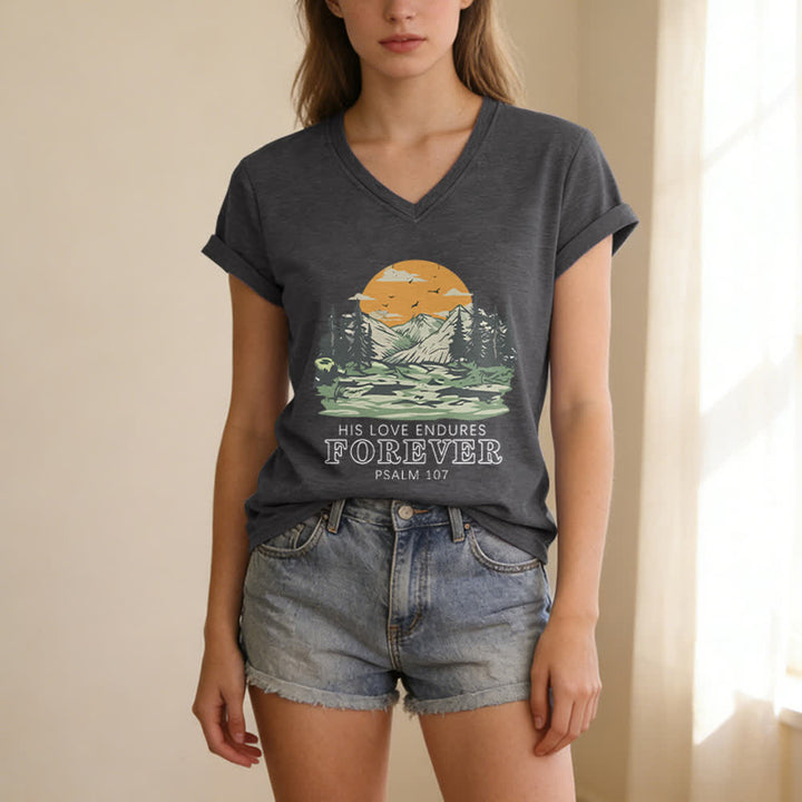 Christianartworkshop Seine Liebe währet ewig – Psalm 107 – Berglandschaft-Print – Lässiges V-Ausschnitt-T-Shirt - image 1