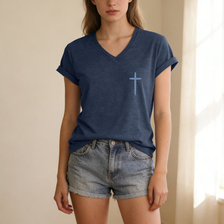 Christianartworkshop Doppelseitiges Kreuz – „Mit Gott ist alles möglich“ (Matthäus 19,26) – Lässiges T-Shirt mit V-Ausschnitt und Buchstabenprint - image 4