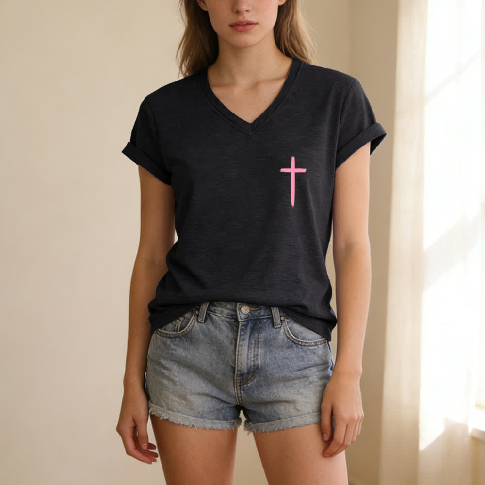 Christianartworkshop Doppelseitiges Kreuz – „Mit Gott ist alles möglich“ (Matthäus 19,26) – Lässiges T-Shirt mit V-Ausschnitt und Buchstabenprint - image 34