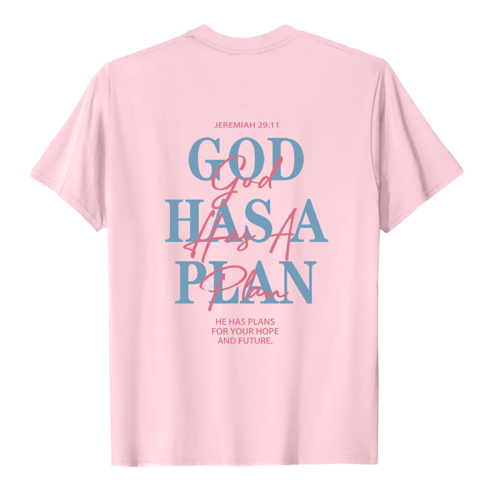 Christianartworkshop Gott hat einen Plan – Klassisches T-Shirt mit doppelseitigem Buchstabendruck - image 1