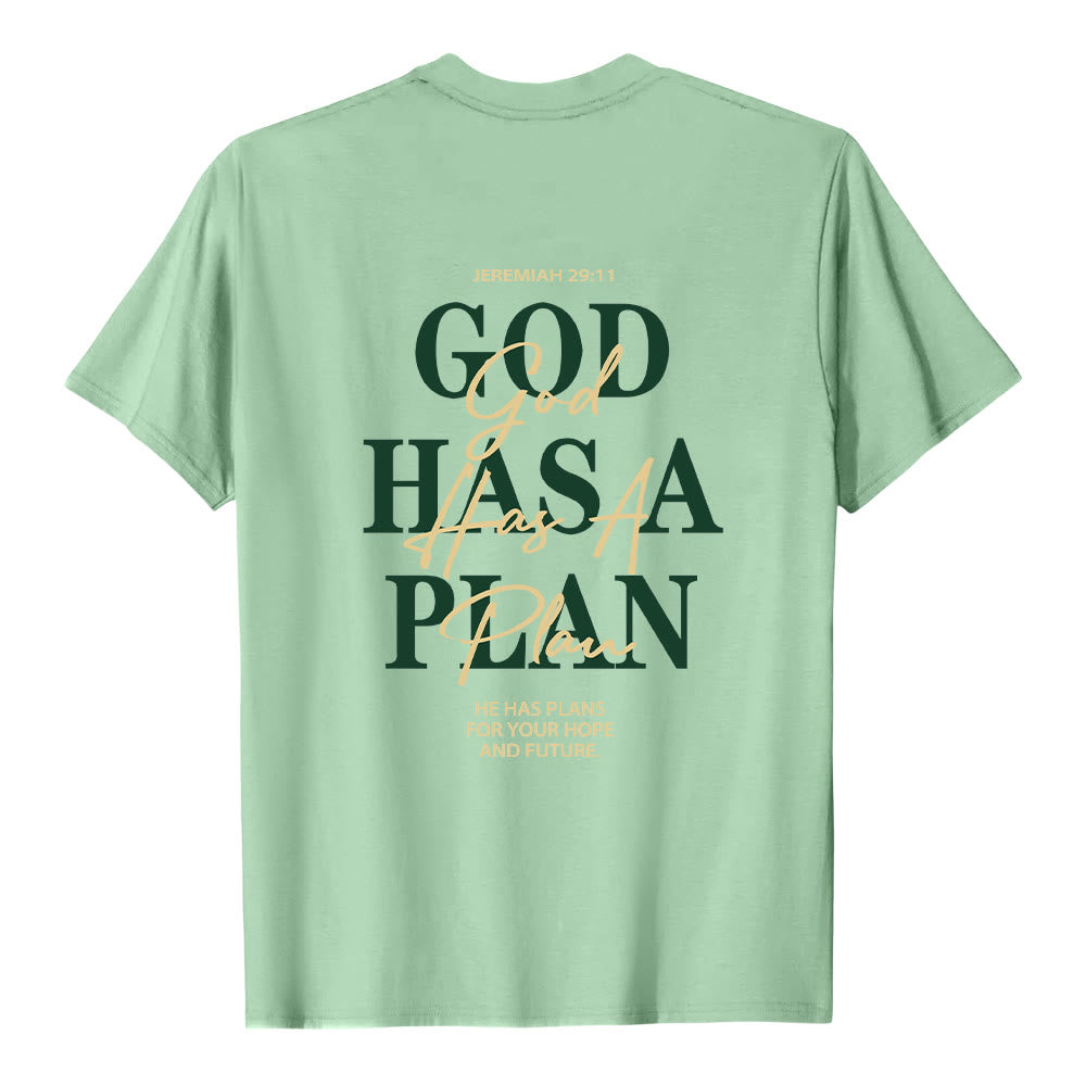 Christianartworkshop Gott hat einen Plan – Klassisches T-Shirt mit doppelseitigem Buchstabendruck - image 4