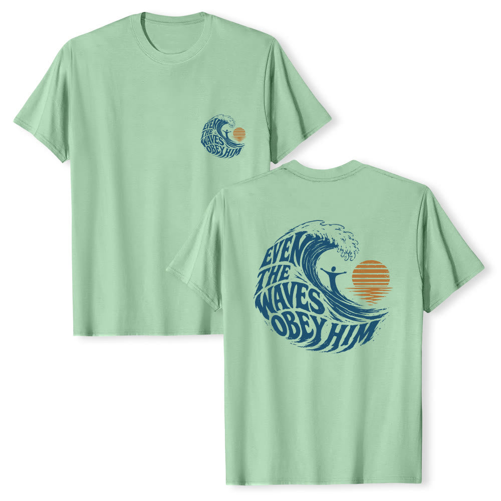 Christianartworkshop Sogar die Wellen gehorchen ihm – Klassisches T-Shirt mit doppelseitigem Wellenmotiv - Hellgrün - 2XL - image 24