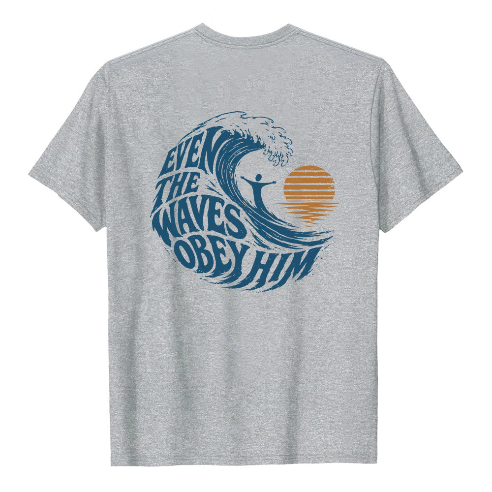 Christianartworkshop Sogar die Wellen gehorchen ihm – Klassisches T-Shirt mit doppelseitigem Wellenmotiv - image 1