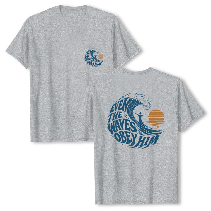 Christianartworkshop Sogar die Wellen gehorchen ihm – Klassisches T-Shirt mit doppelseitigem Wellenmotiv - Grau - 2XL - image 0