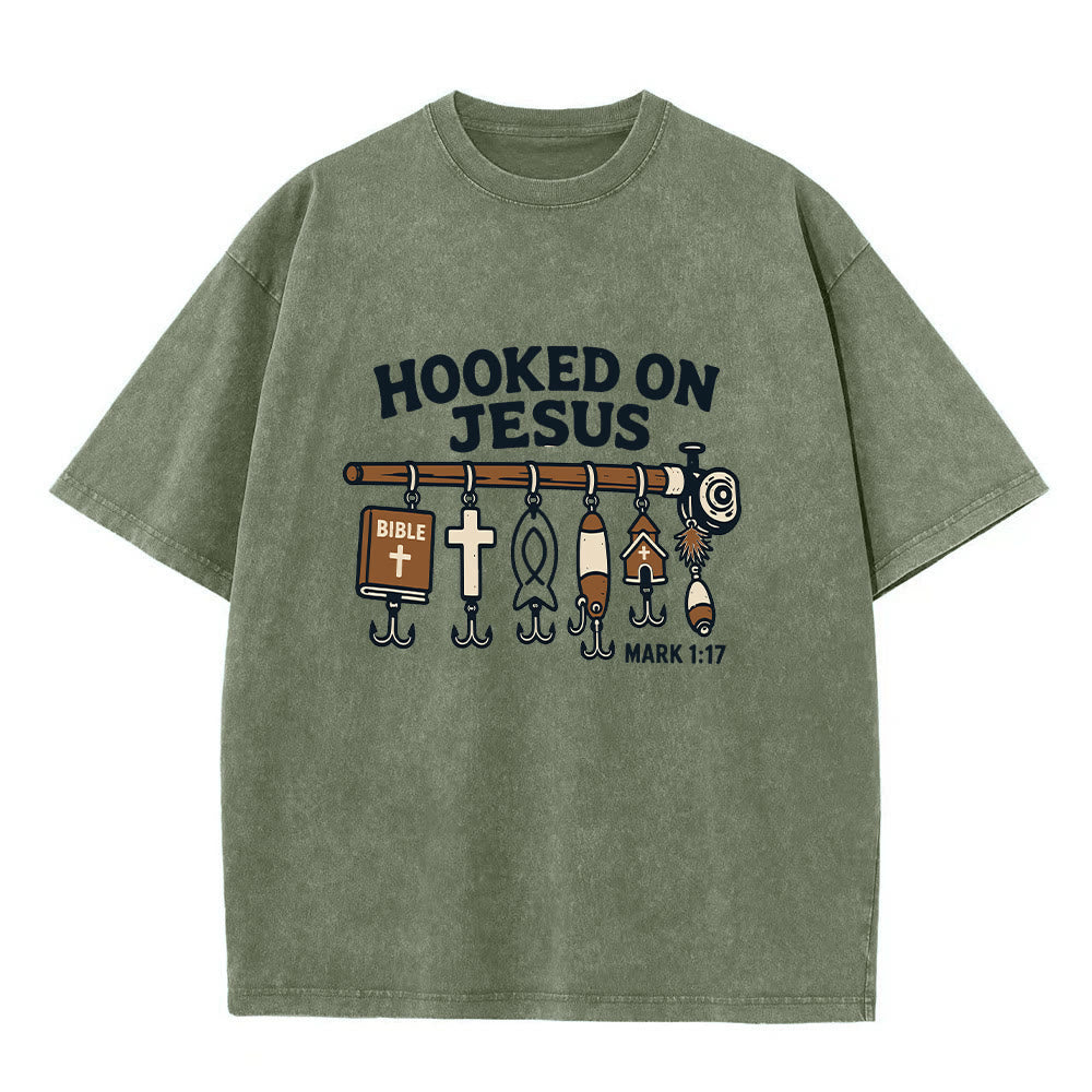 Christianartworkshop Vintage Washed Hooked On Jesus Fishing Graphic Classic T-Shirt - Dunkelgrün - 2XL - image 1