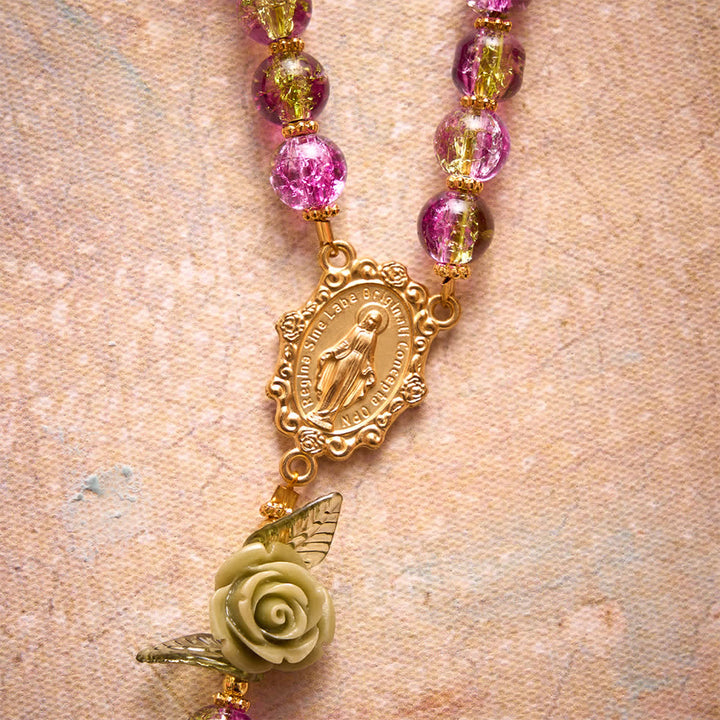 Christianartworkshop Rosenkranz aus rosa und grünen, facettierten Glasperlen mit Crackle-Effekt und Rosenmotiven, Marienkreuz - image 6
