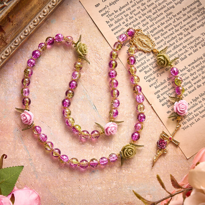 Christianartworkshop Rosenkranz aus rosa und grünen, facettierten Glasperlen mit Crackle-Effekt und Rosenmotiven, Marienkreuz - image 3