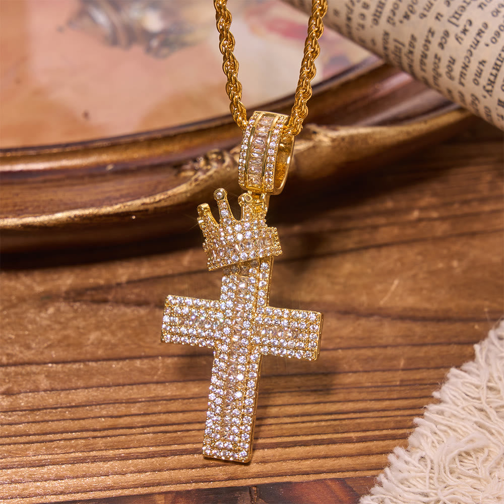 Christianartworkshop Halskette mit eisbesetztem Kronen-Kreuzanhänger: Symbol himmlischen Segens - Golden - image 0