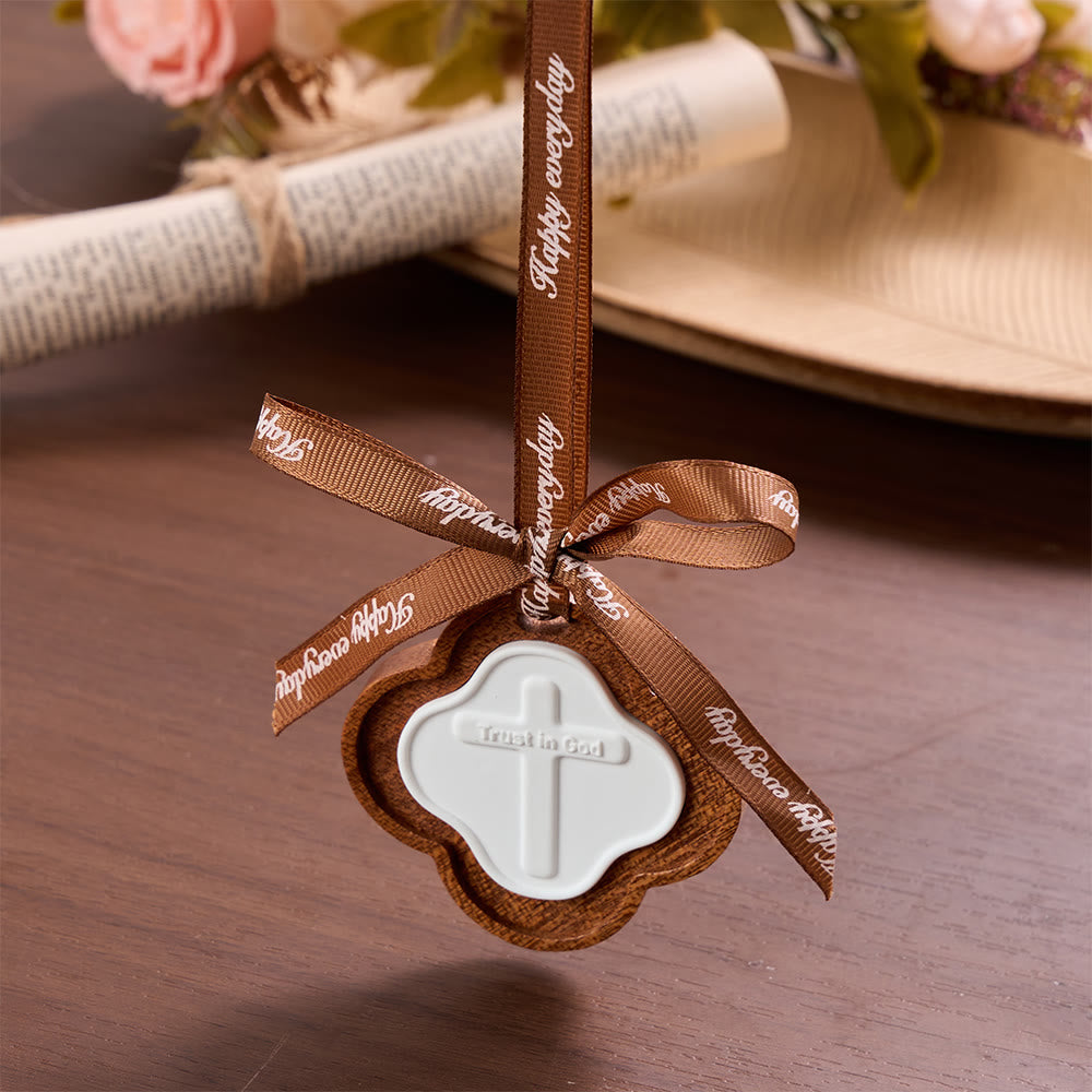 Christianartworkshop Vierblättriger Holzkreuz-Autoanhänger mit geprägter Schrift: Symbol unerschütterlichen himmlischen Vertrauens - image 1