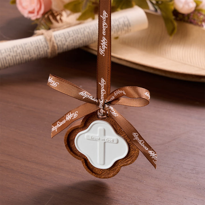 Christianartworkshop Vierblättriger Holzkreuz-Autoanhänger mit geprägter Schrift: Symbol unerschütterlichen himmlischen Vertrauens - image 1