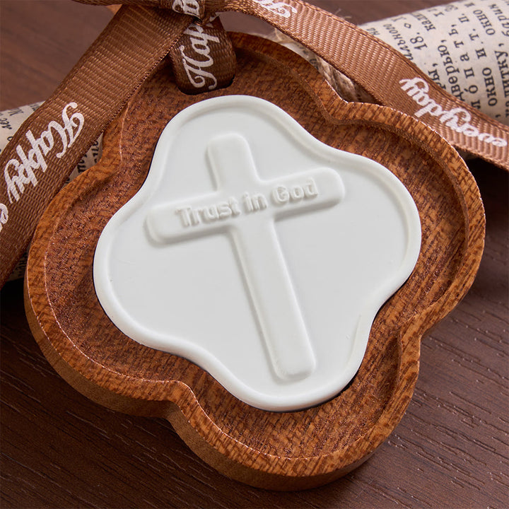 Christianartworkshop Vierblättriger Holzkreuz-Autoanhänger mit geprägter Schrift: Symbol unerschütterlichen himmlischen Vertrauens - image 4