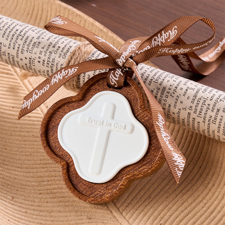 Christianartworkshop Vierblättriger Holzkreuz-Autoanhänger mit geprägter Schrift: Symbol unerschütterlichen himmlischen Vertrauens - image 3
