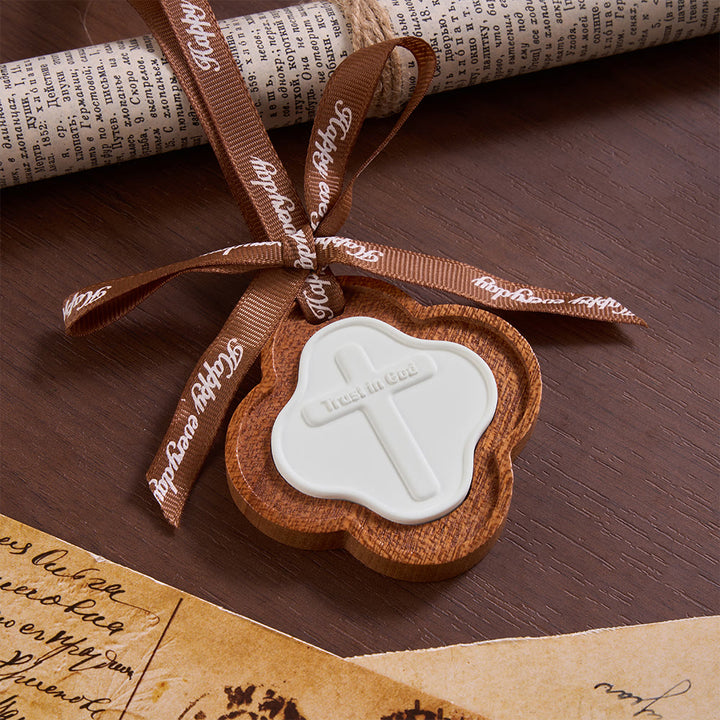 Christianartworkshop Vierblättriger Holzkreuz-Autoanhänger mit geprägter Schrift: Symbol unerschütterlichen himmlischen Vertrauens - image 2