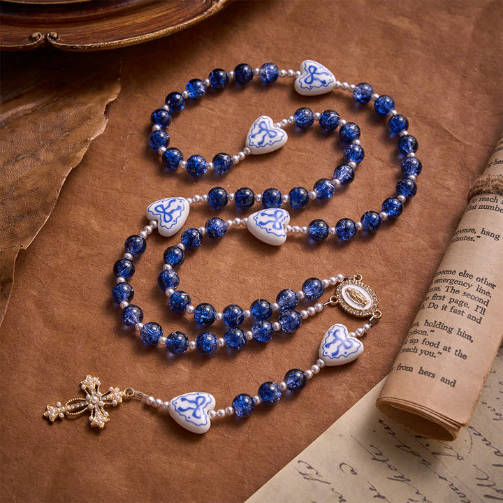 Christianartworkshop Rosenkranz aus blauem Crackle-Glas mit Keramikherz-Schleifenperlen und Marienmedaille - image 5