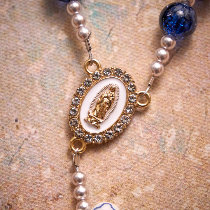 Christianartworkshop Rosenkranz aus blauem Crackle-Glas mit Keramikherz-Schleifenperlen und Marienmedaille - image 9