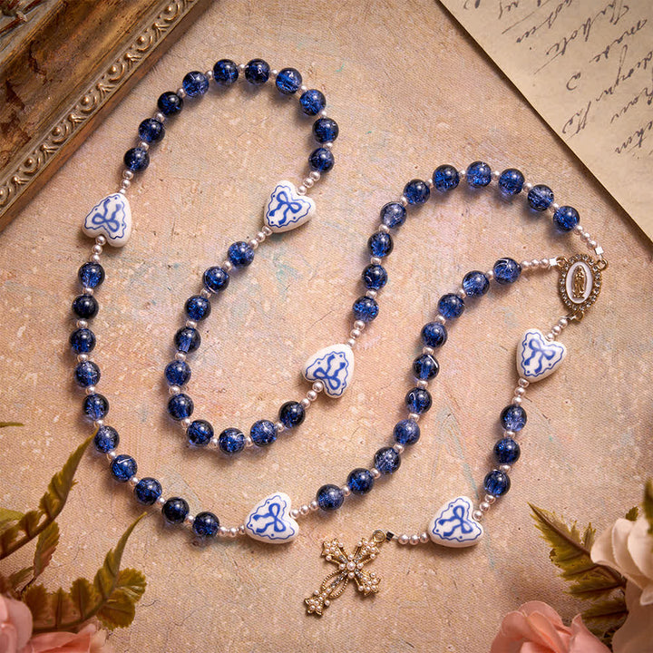 Christianartworkshop Rosenkranz aus blauem Crackle-Glas mit Keramikherz-Schleifenperlen und Marienmedaille - image 6