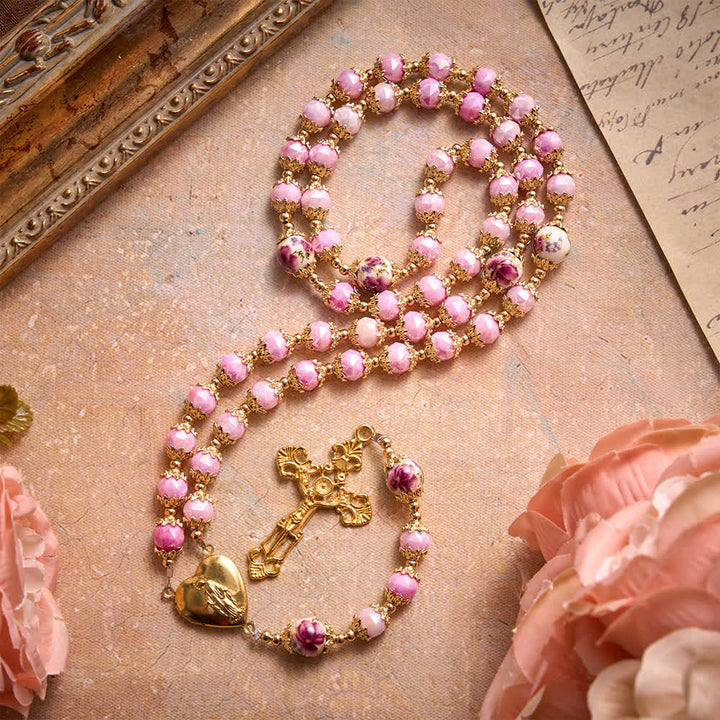 Christianartworkshop Rosenkranz aus floralem Porzellan und Glaskugel mit Marienherzmedaille und verziertem Kruzifix - Rosenkranz aus rosa Blumenperlen - image 0