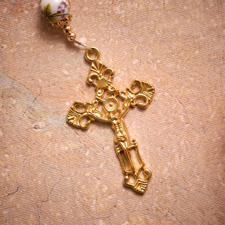 Christianartworkshop Rosenkranz aus floralem Porzellan und Glaskugel mit Marienherzmedaille und verziertem Kruzifix - image 7