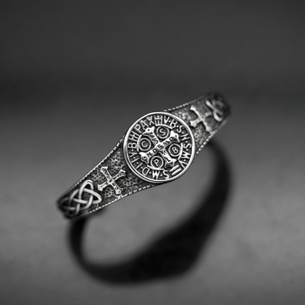 Christianartworkshop Vintage Armband mit offener Manschette und St.-Benedikt-Medaille: Symbol zeitlosen himmlischen Schutzes - image 1
