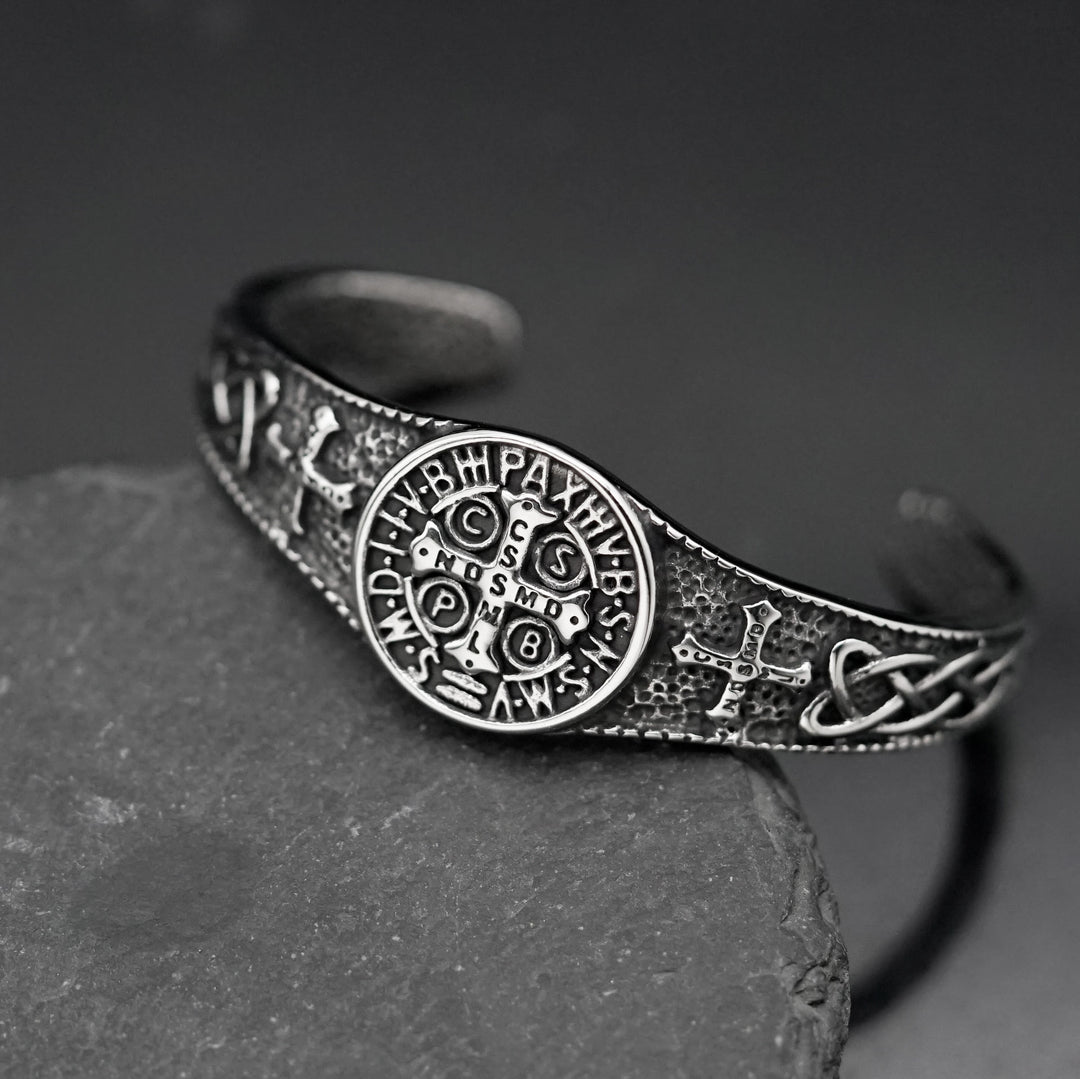 Christianartworkshop Vintage Armband mit offener Manschette und St.-Benedikt-Medaille: Symbol zeitlosen himmlischen Schutzes - Kreuzen - image 0