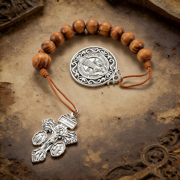 Christianartworkshop Antike silberne Rosenkranz-Autoanhänger aus Holz mit heiliger Medaille: Symbol für sanftes Reisen und göttliche Gnade - Kaffee - image 3