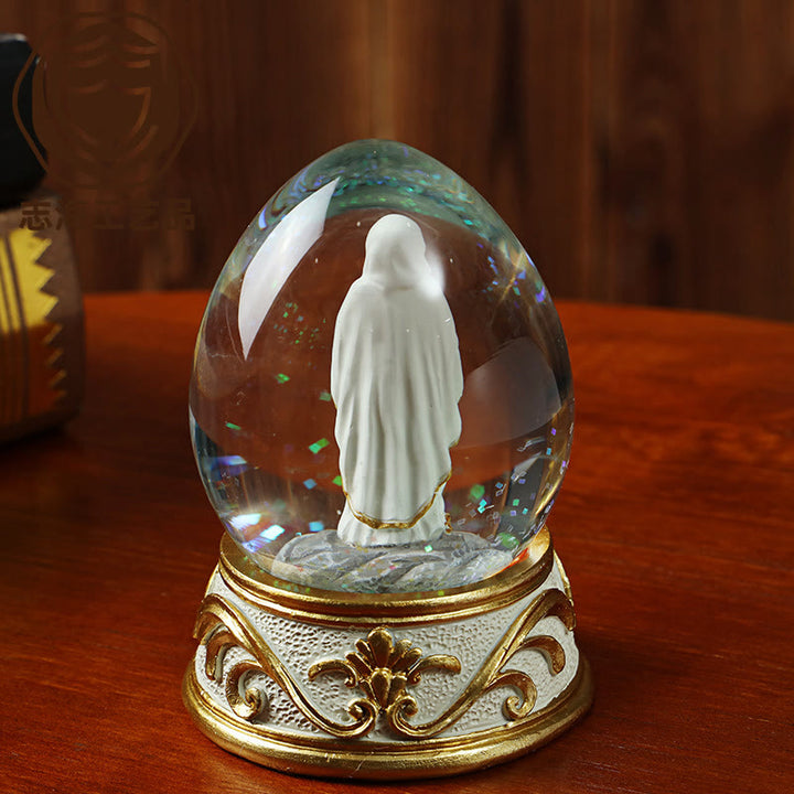 Christianartworkshop Glitzernde Schneekugel in Eiform mit betender Madonna-Statue: Symbol reiner himmlischer Bitte - image 3