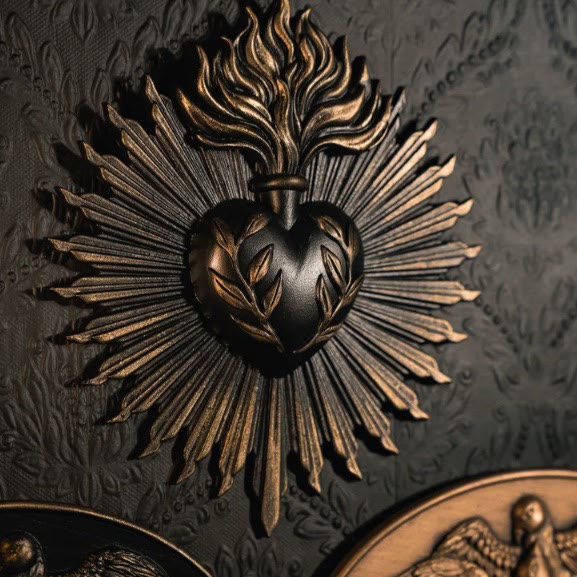 Christianartworkshop Flammenmotiv, Heiliges Herz, strahlendes Harz-Wandbild: Symbol ewiger himmlischer Strahlkraft - Schwarz - image 0