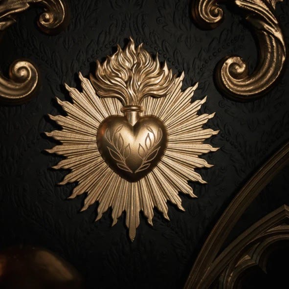 Christianartworkshop Flammenmotiv, Heiliges Herz, strahlendes Harz-Wandbild: Symbol ewiger himmlischer Strahlkraft - Golden - image 3