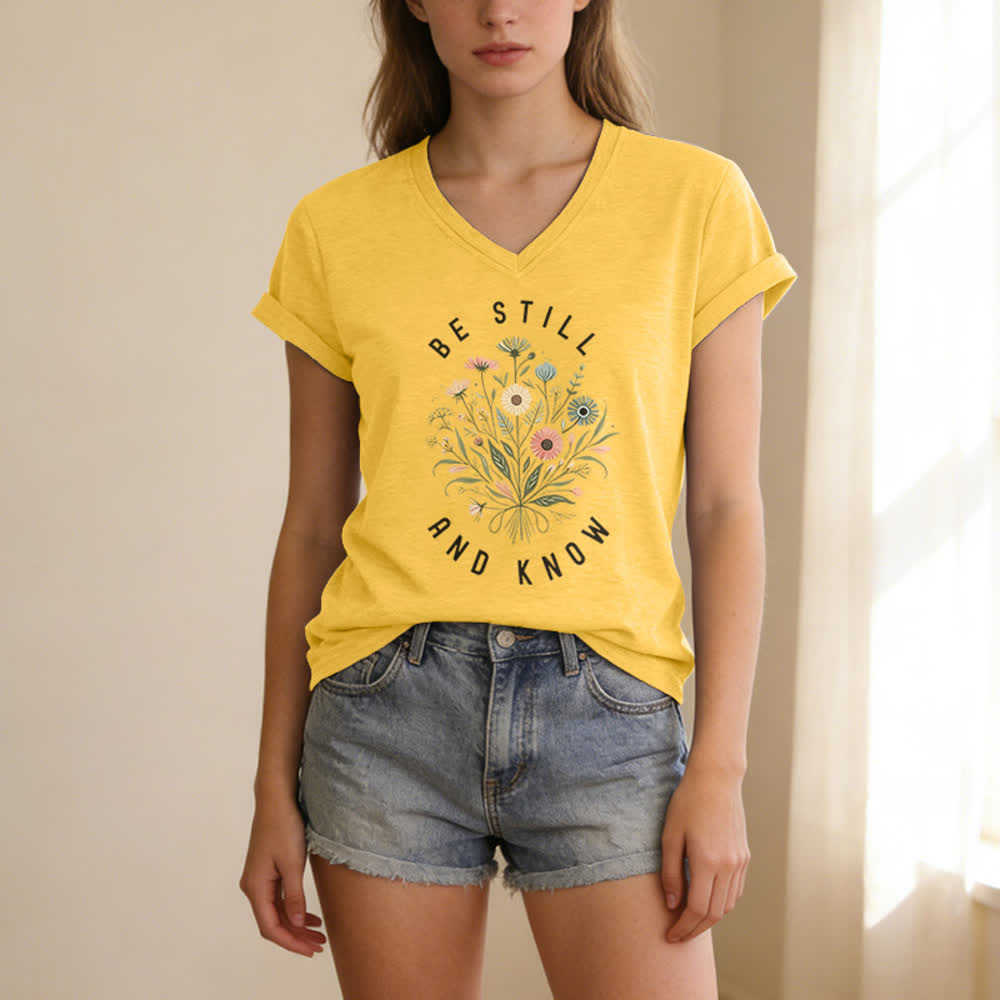 Christianartworkshop Sei still und wisse, wie ein Damen-T-Shirt mit V-Ausschnitt und floralem Knotensaum aussieht - image 9