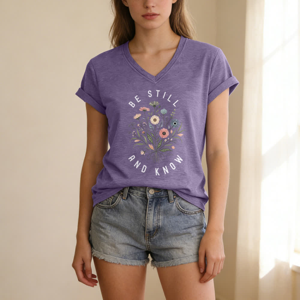 Christianartworkshop Sei still und wisse, wie ein Damen-T-Shirt mit V-Ausschnitt und floralem Knotensaum aussieht - image 21