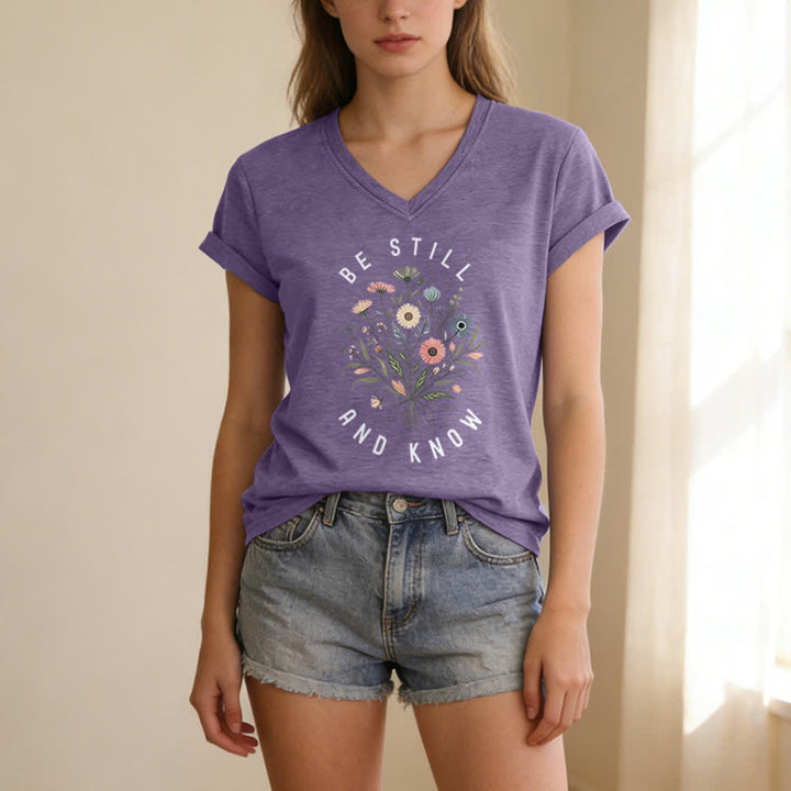 Christianartworkshop Sei still und wisse, wie ein Damen-T-Shirt mit V-Ausschnitt und floralem Knotensaum aussieht - image 21