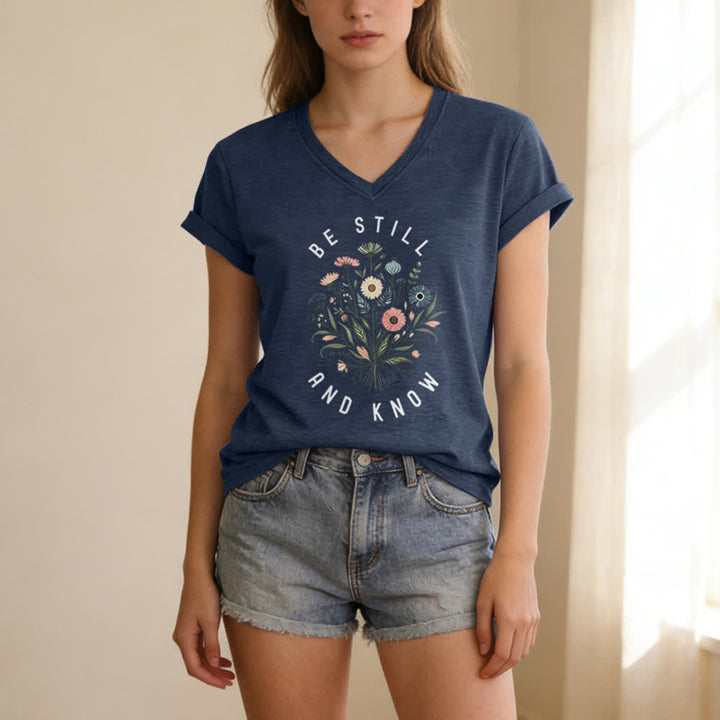 Christianartworkshop Sei still und wisse, wie ein Damen-T-Shirt mit V-Ausschnitt und floralem Knotensaum aussieht - image 1
