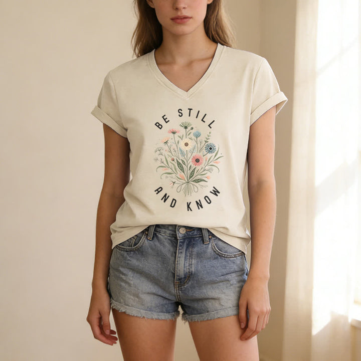 Christianartworkshop Sei still und wisse, wie ein Damen-T-Shirt mit V-Ausschnitt und floralem Knotensaum aussieht - image 7