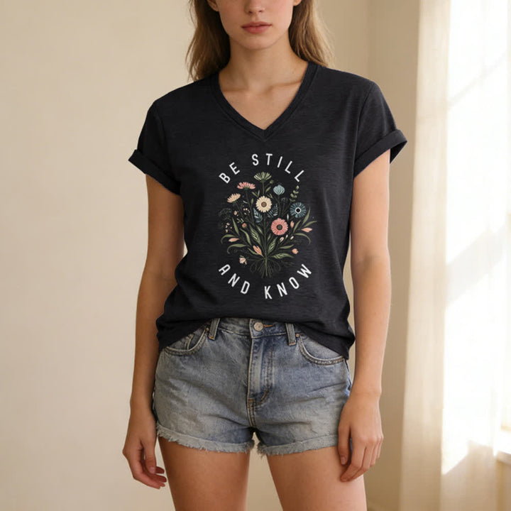 Christianartworkshop Sei still und wisse, wie ein Damen-T-Shirt mit V-Ausschnitt und floralem Knotensaum aussieht - image 13